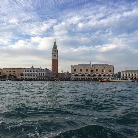 Red Tower Venice - 2 Mins From Vce Airport- Free Wifi * 泰塞拉